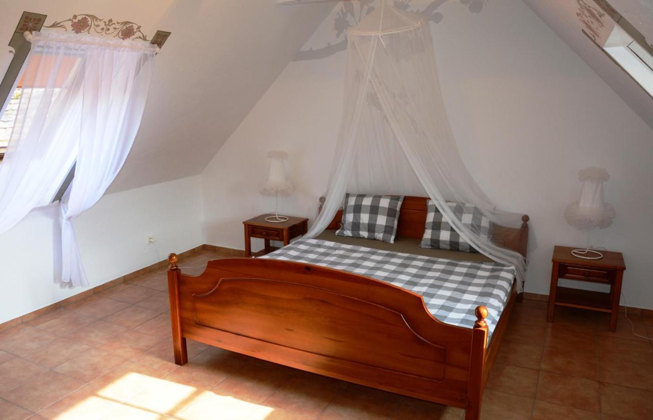 Hotel Habánský dům Dolni Vestonice Esterno foto